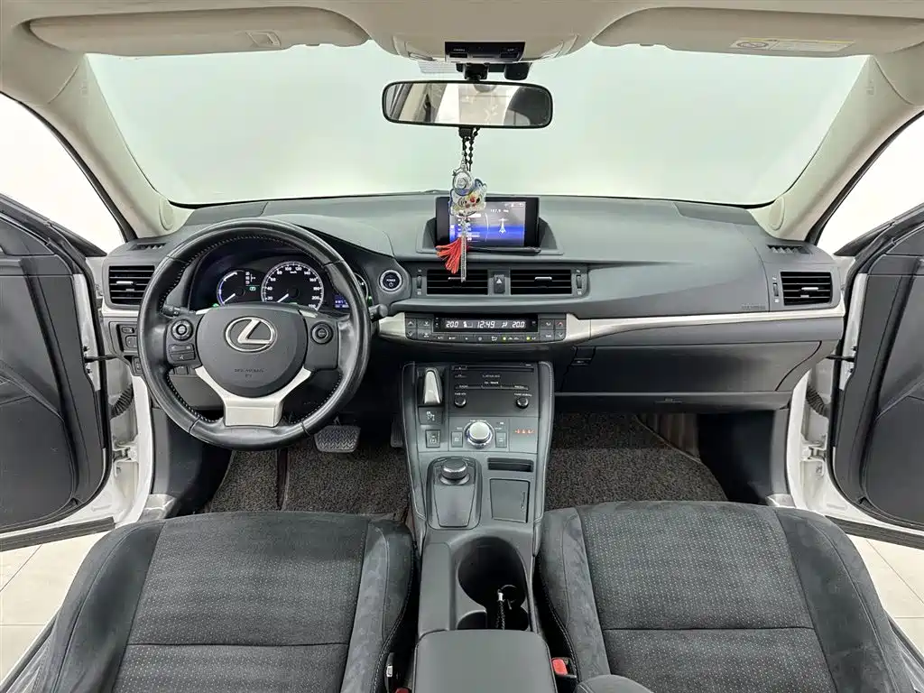 Lexus CT 2017 — фото 11