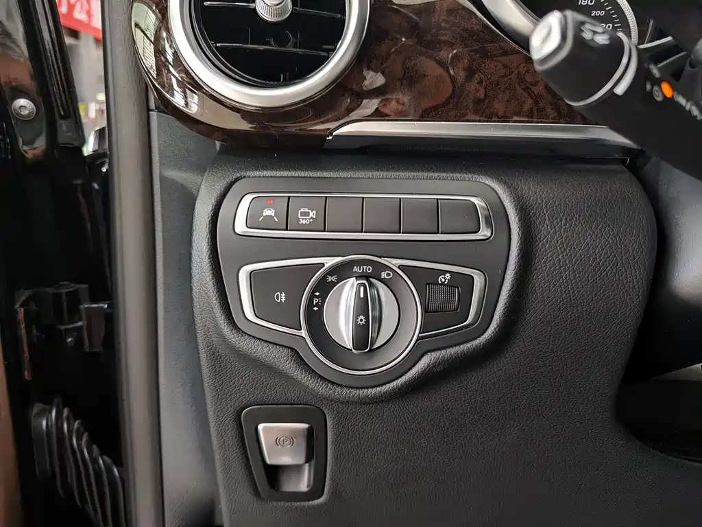 Mercedes-Benz V-Class 2019 — фото 19