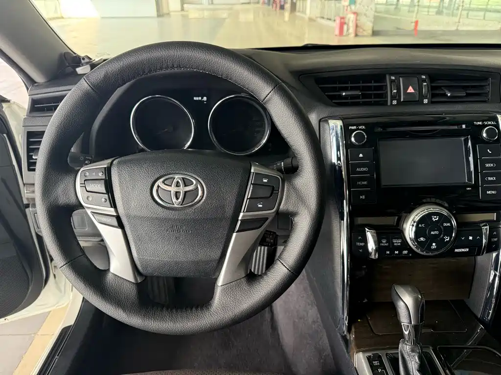 Toyota Reiz 2015 — фото 9