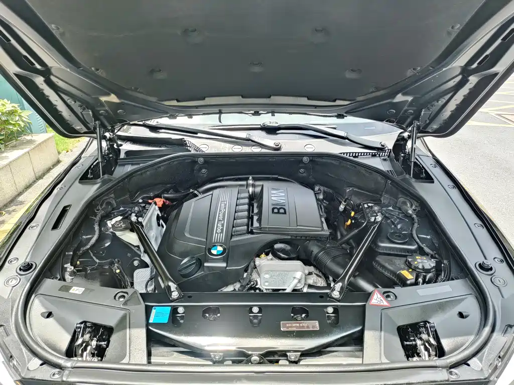 BMW 5 Series GT 2010 — фото 13