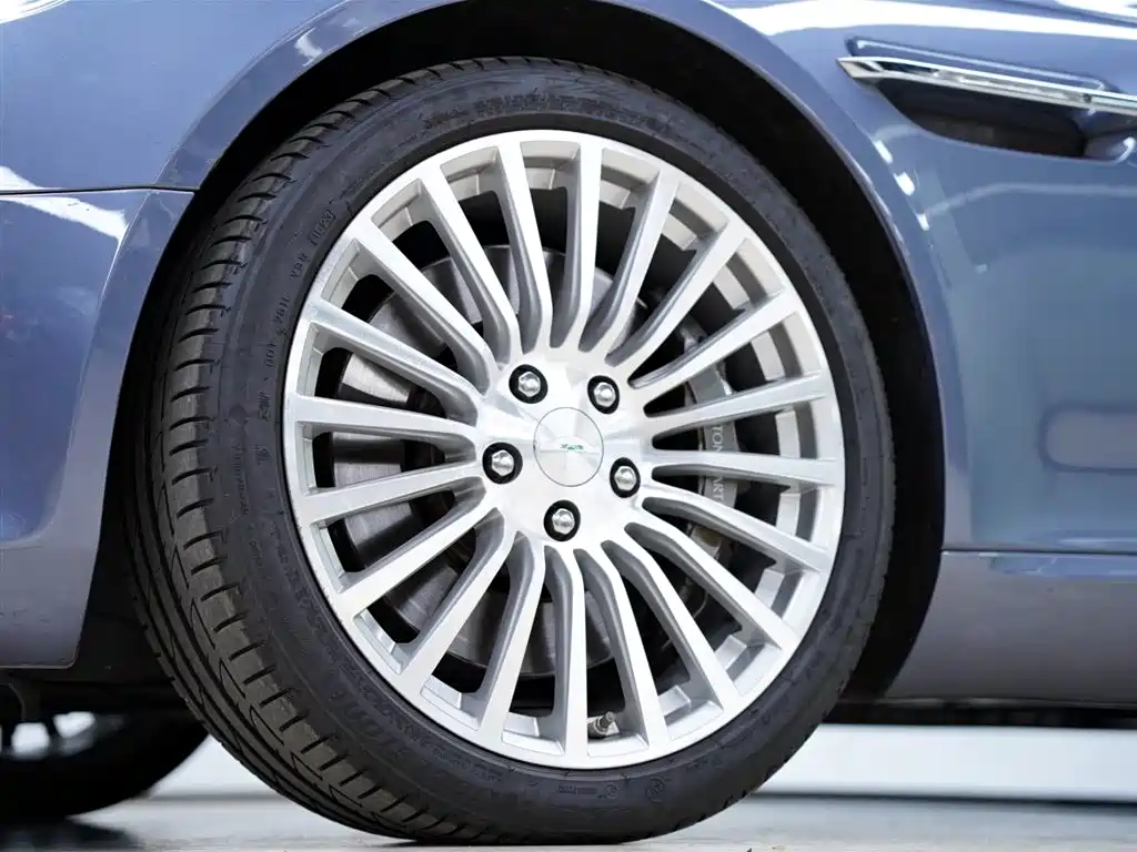 Aston Martin Rapide 2011 — фото 16