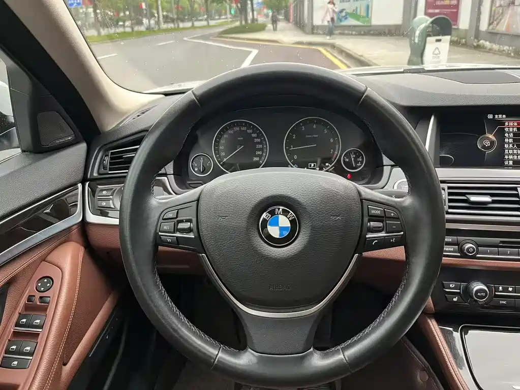 BMW 5 Series 2015 — фото 7
