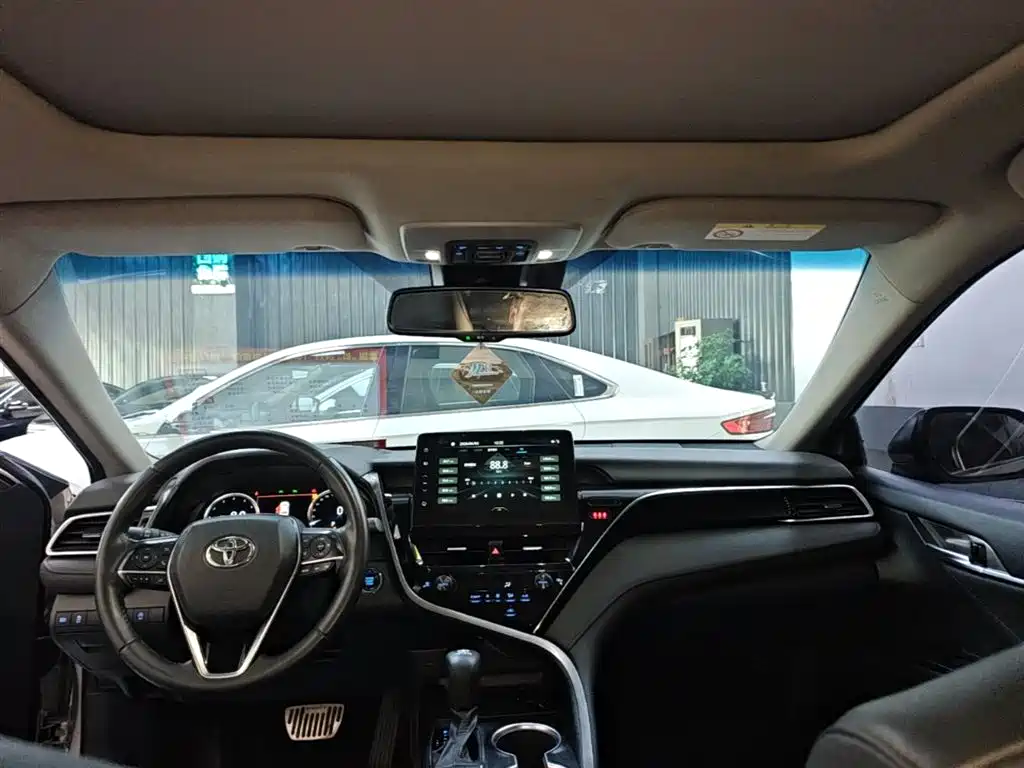 Toyota Camry 2021 — фото 18