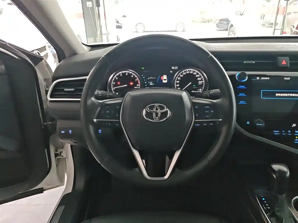Toyota Camry 2020 — фото 11