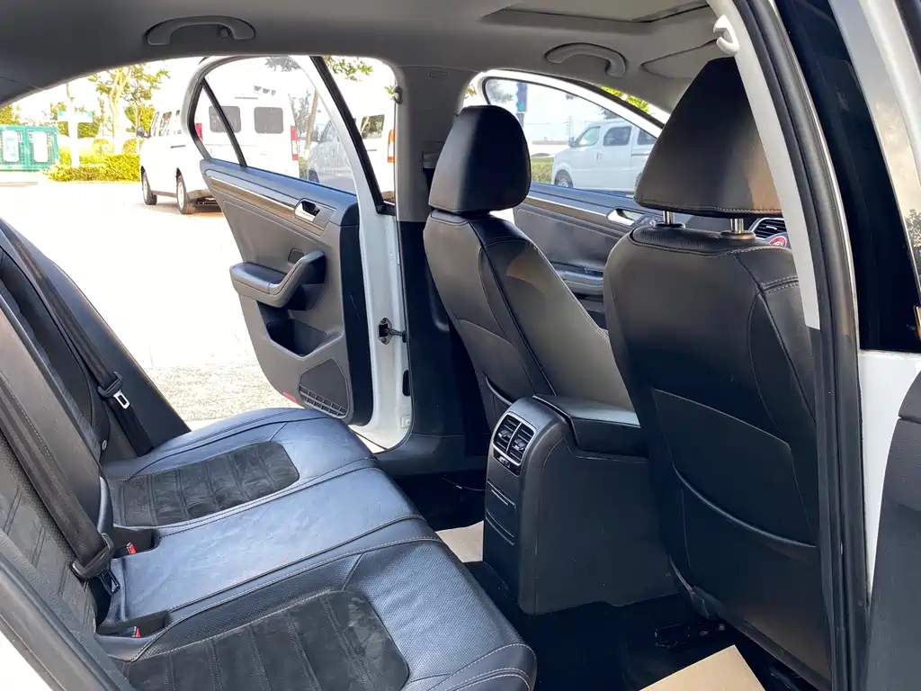Volkswagen Sagitar 2015
