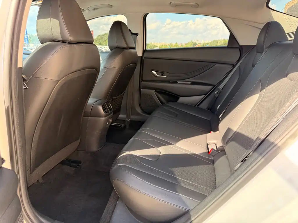 Hyundai Elantra 2023 — фото 17