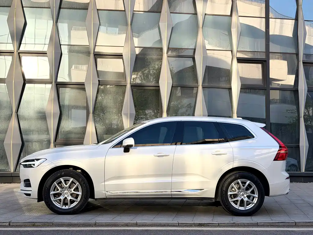 Volvo XC60 2021 — фото 3
