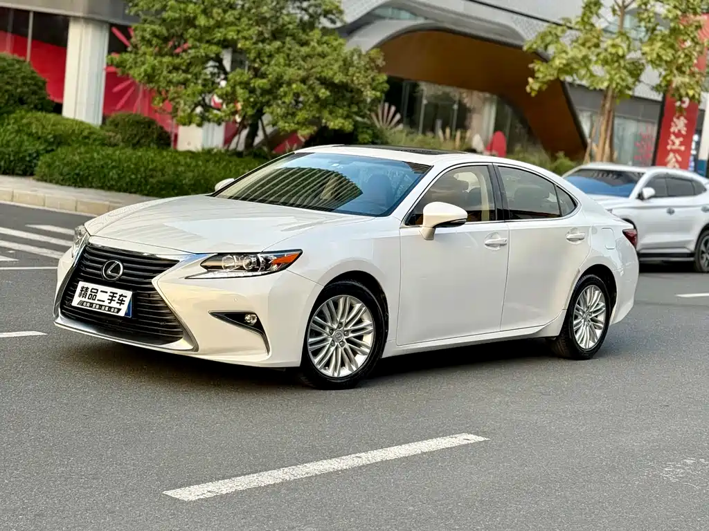 Lexus ES 2016 — фото 1
