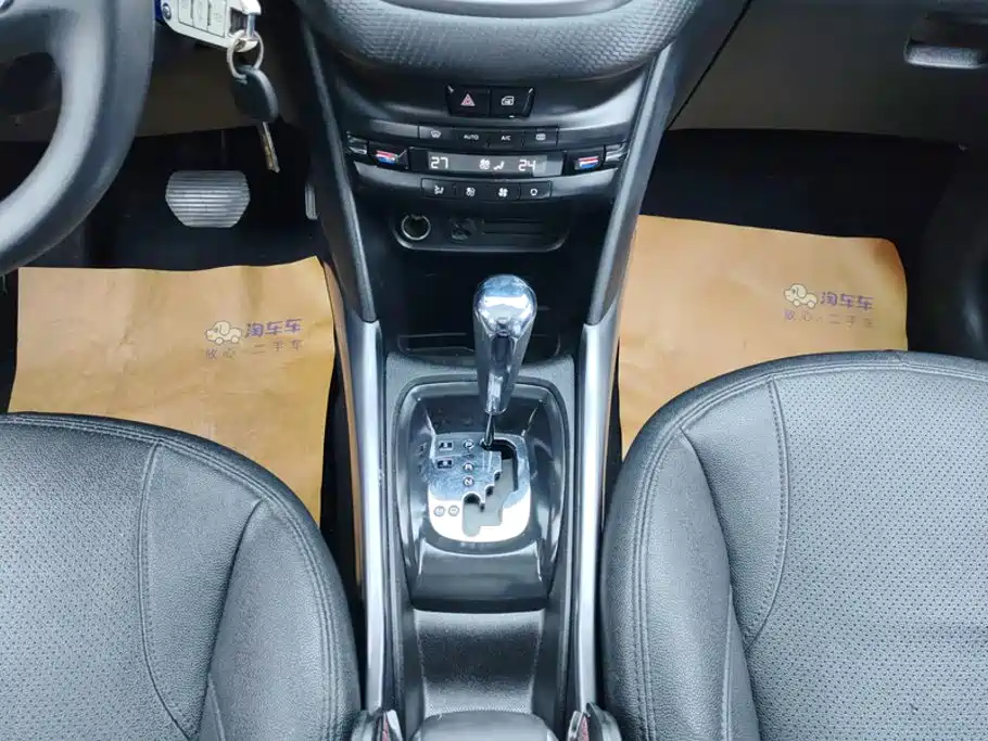 Peugeot 2008 2015 — фото 16