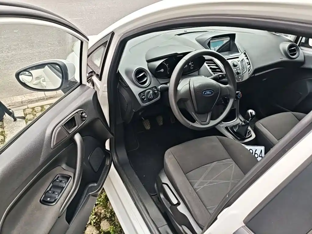 Ford Fiesta 2016 — фото 16