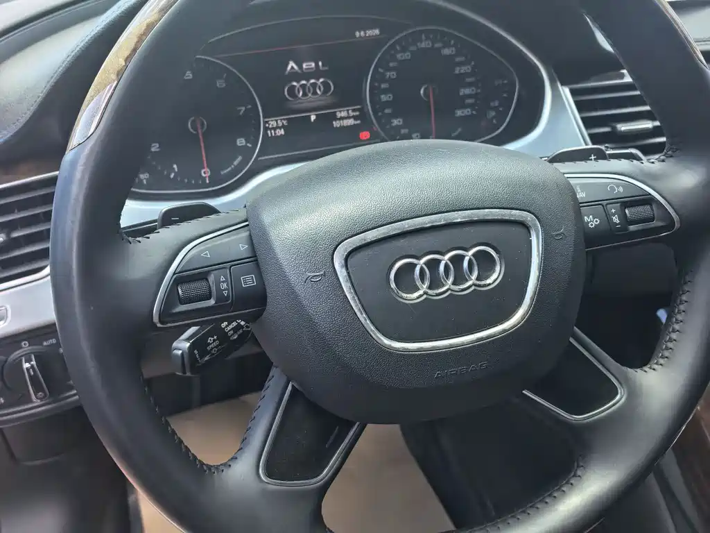 Audi A8 2015 — фото 9