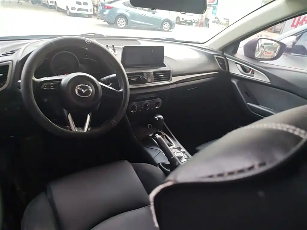Mazda 3 Axela 2018 — фото 10