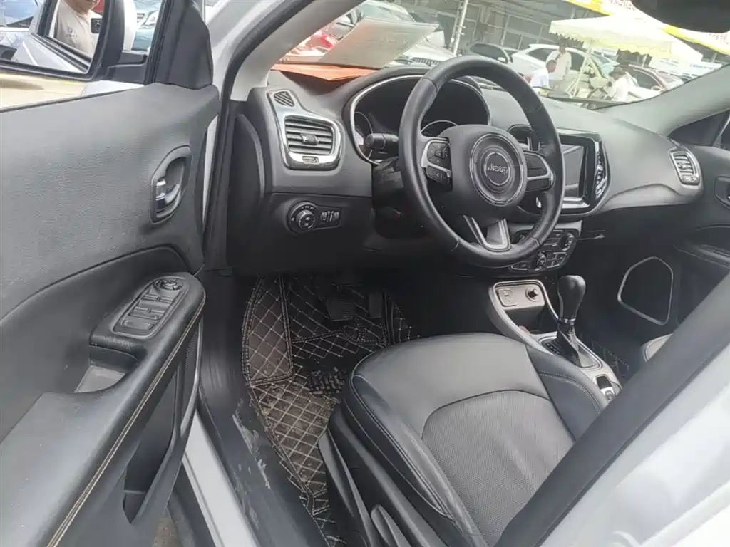 Jeep Compass 2017 — фото 15