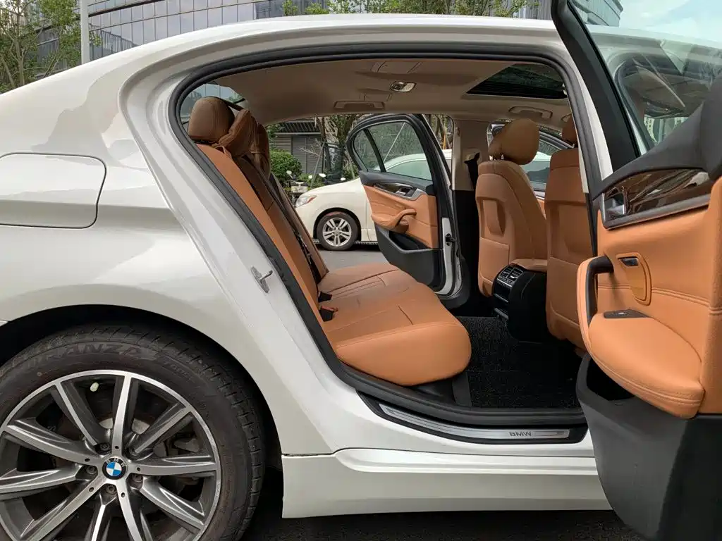 BMW 5 Series 2018 — фото 14