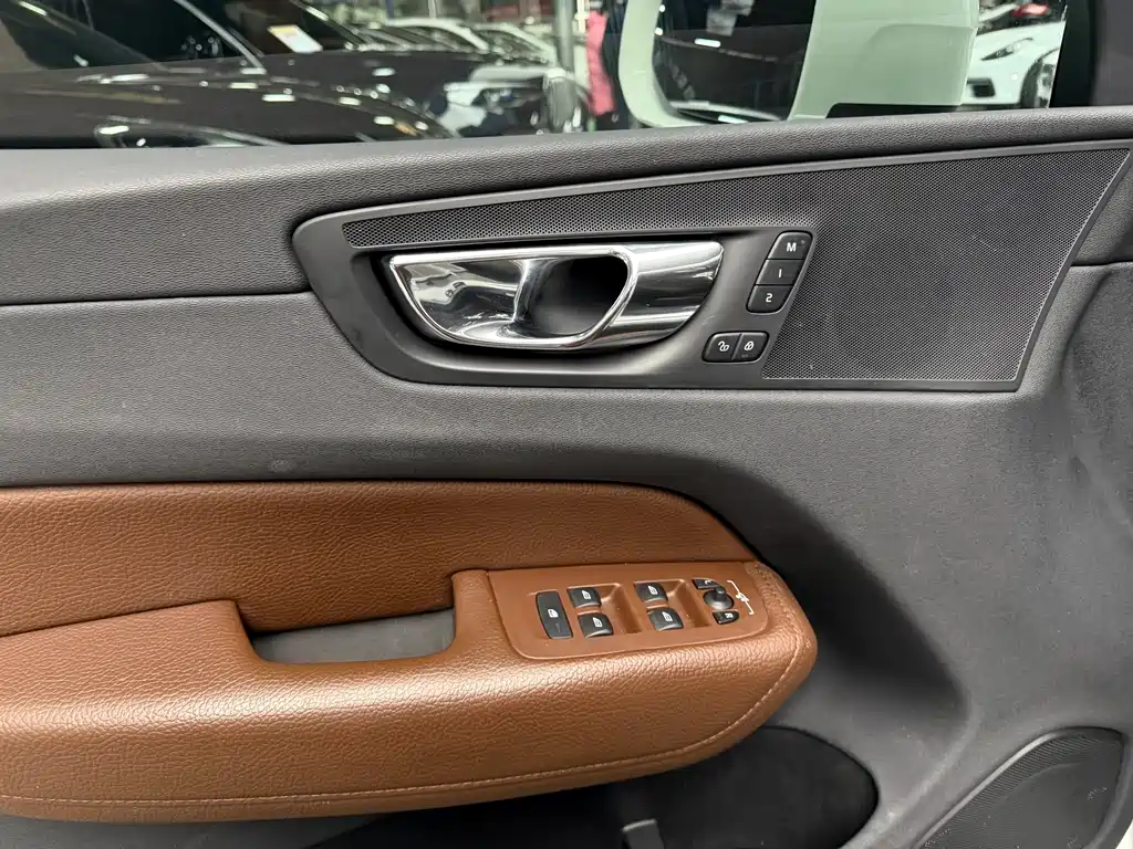 Volvo XC60 2018 — фото 13