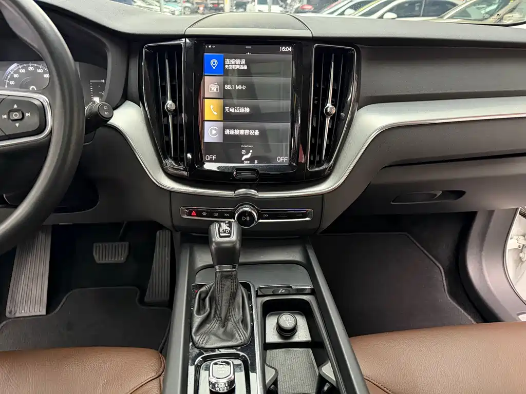 Volvo XC60 2018 — фото 15