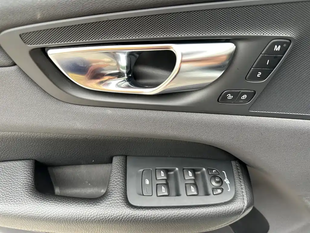 Volvo XC60 2020 — фото 20
