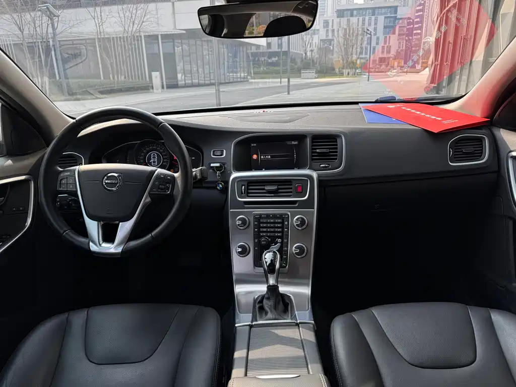 Volvo S60 2018 — фото 14
