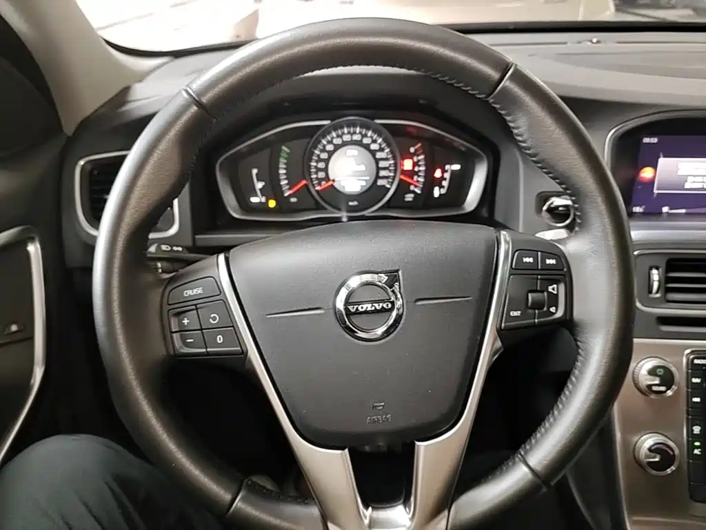 Volvo S60 2018 — фото 11