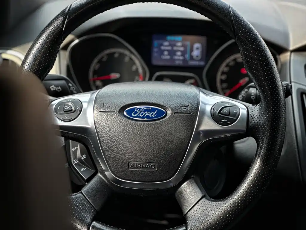 Ford Focus 2014 — фото 3