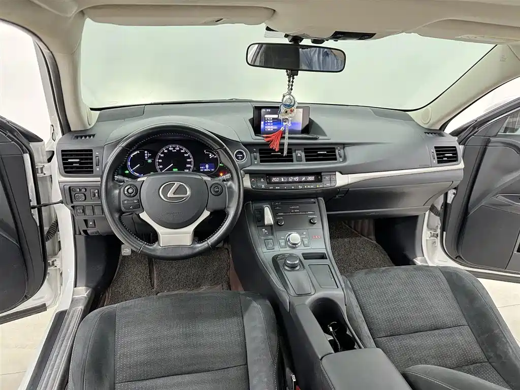 Lexus CT 2017 — фото 13