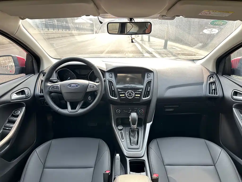 Ford Focus 2018 — фото 14