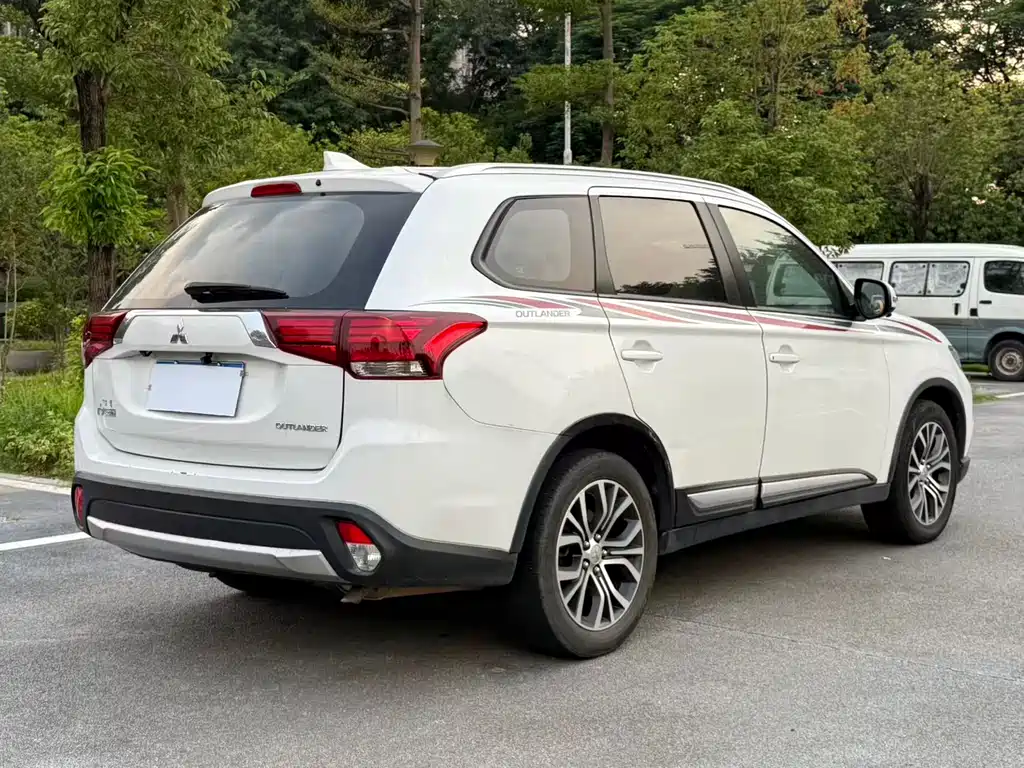 Mitsubishi Outlander 2018 — фото 9
