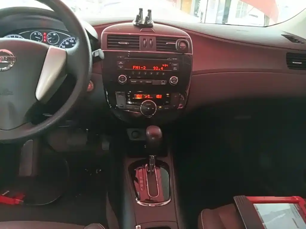 Nissan Tiida 2015 — фото 13