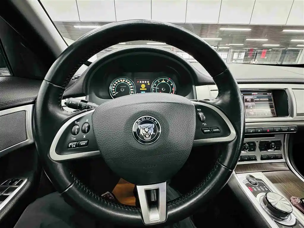 Jaguar XF 2014 — фото 20