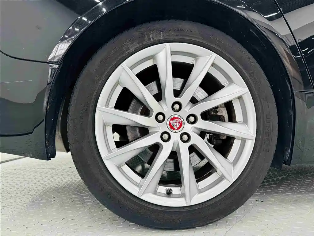 Jaguar XF 2014 — фото 14