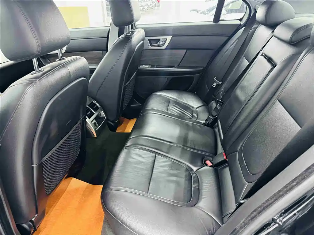 Jaguar XF 2014 — фото 18