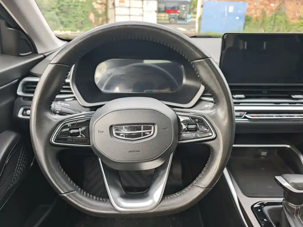 Geely Emgrand 2022