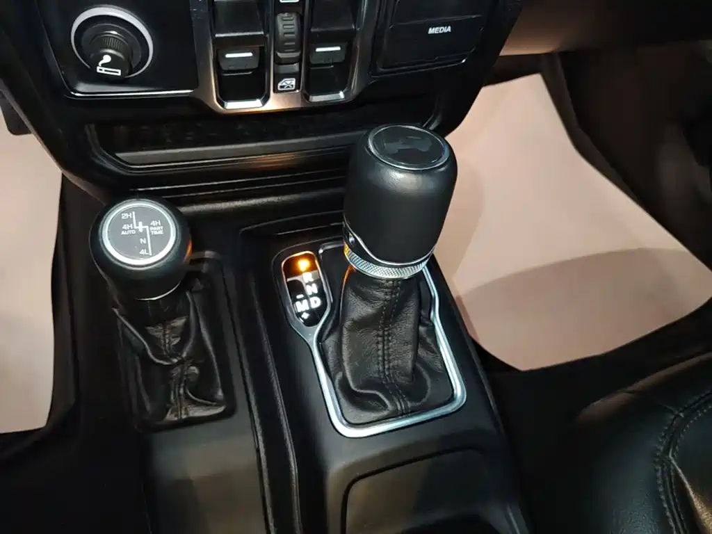 Jeep Wrangler 2023 — фото 14