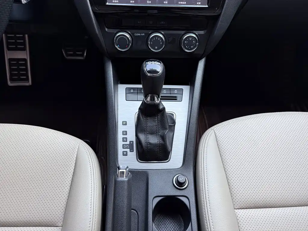 Skoda Octavia 2018 — фото 15
