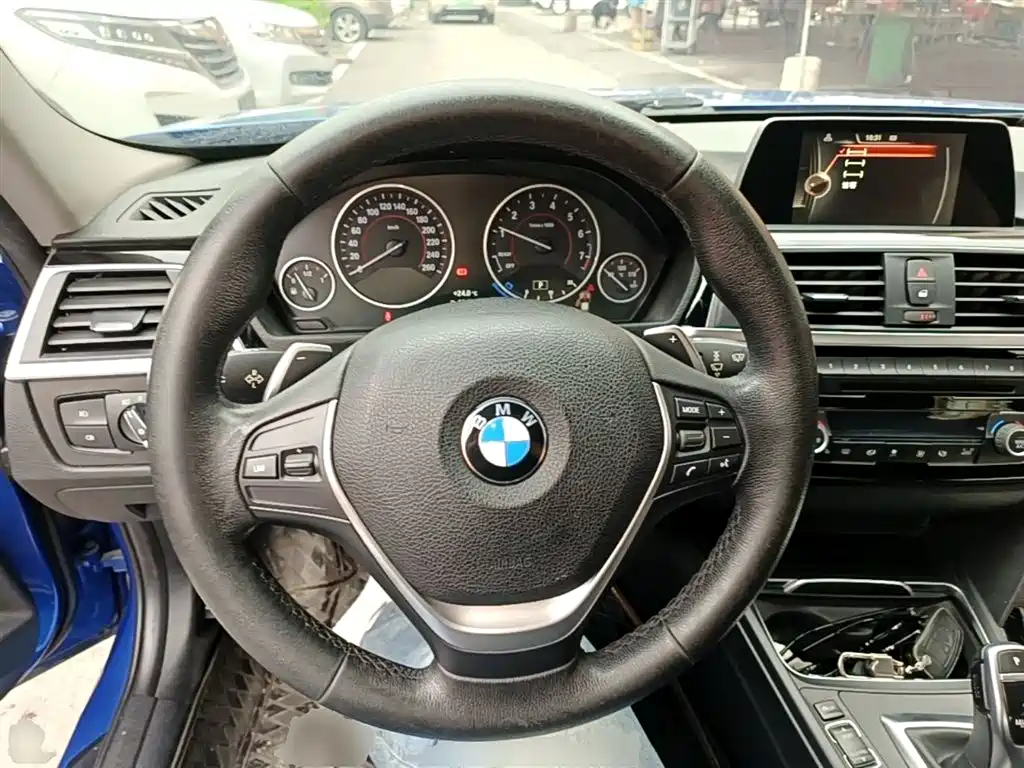 BMW 3 Series 2017 — фото 11