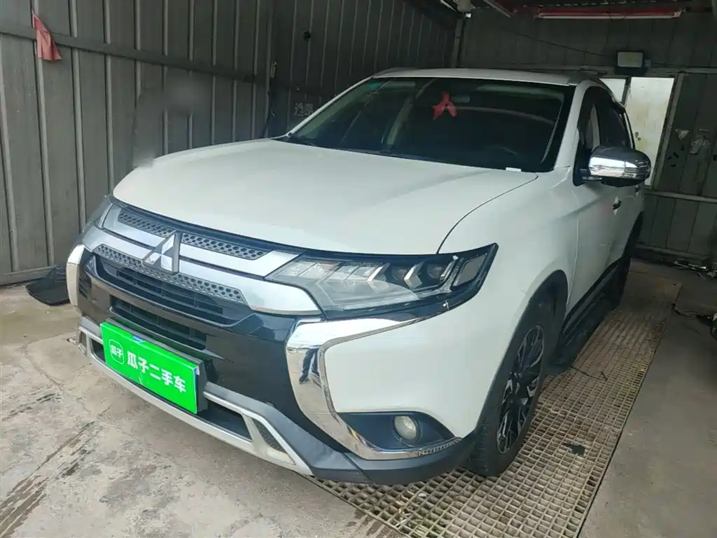 Mitsubishi Outlander 2019 — фото 2