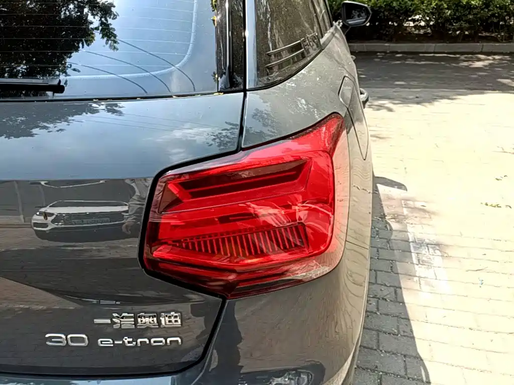 Audi Q2L E-Tron 2021 — фото 8