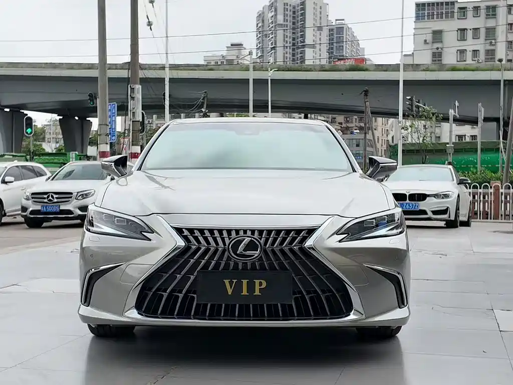 Lexus ES 2022 — фото 1