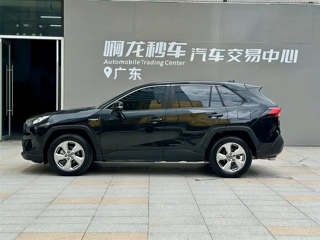 Toyota RAV4 2021 — фото 4