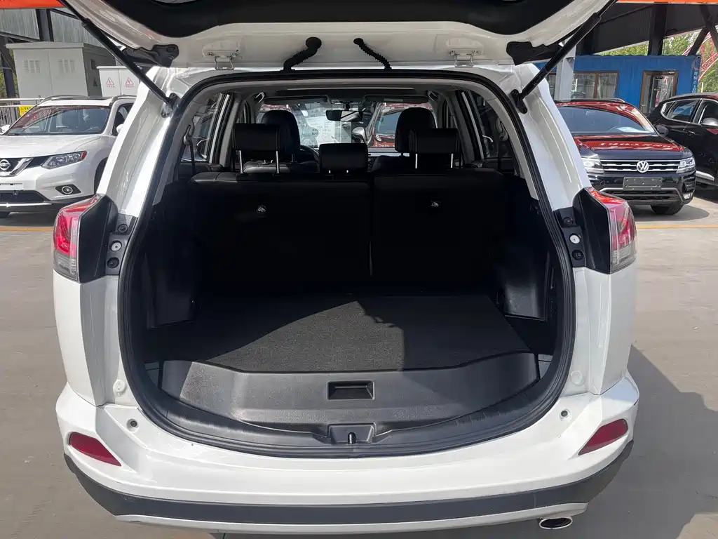 Toyota RAV4 2017 — фото 17