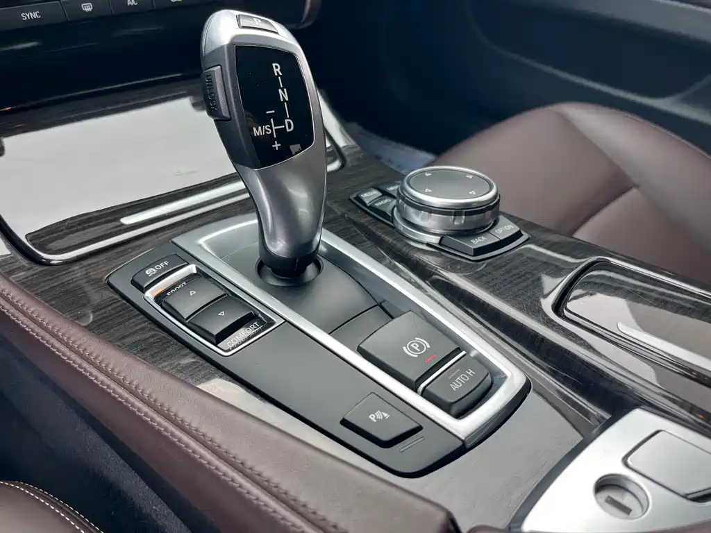 BMW 5 Series 2015 — фото 11
