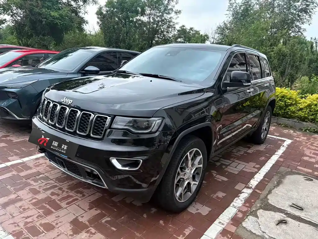 Jeep Grand Cherokee 2022 — фото 1