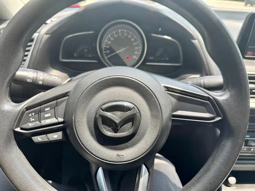 Mazda 3 Axela 2017 — фото 16