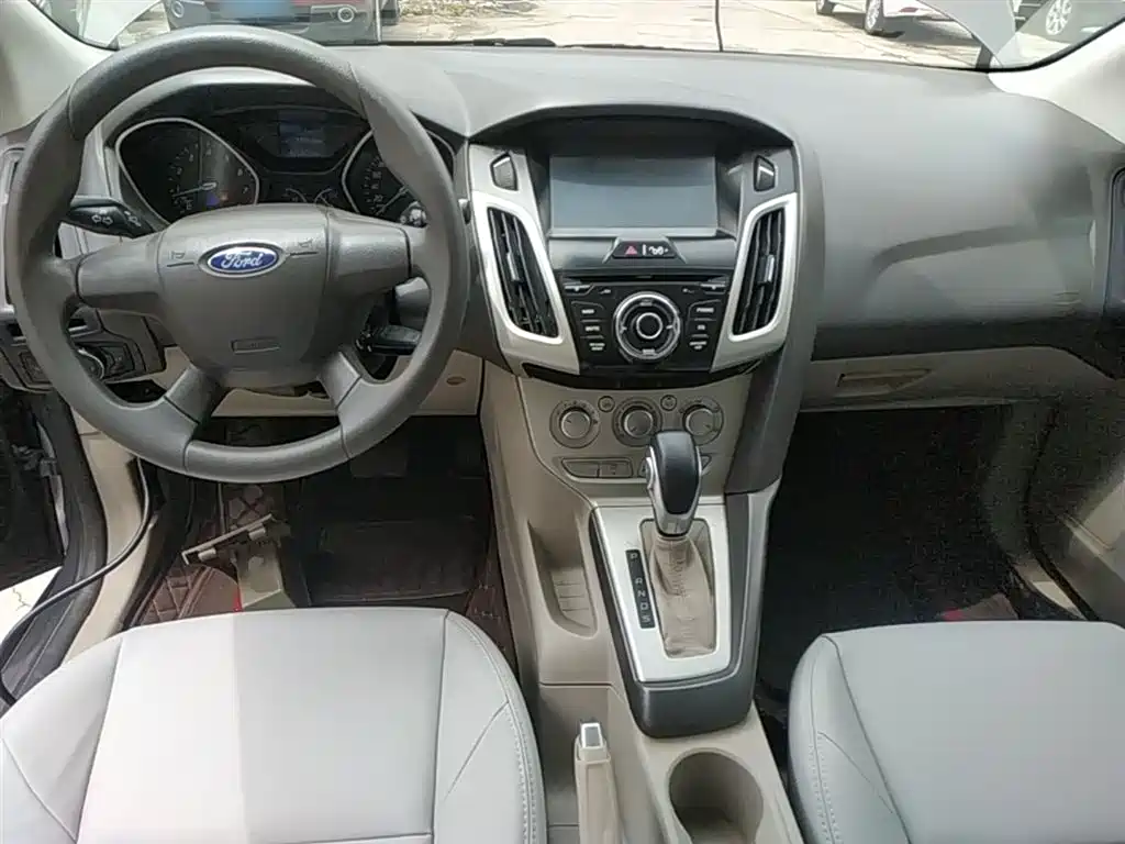 Ford Focus 2015 — фото 10