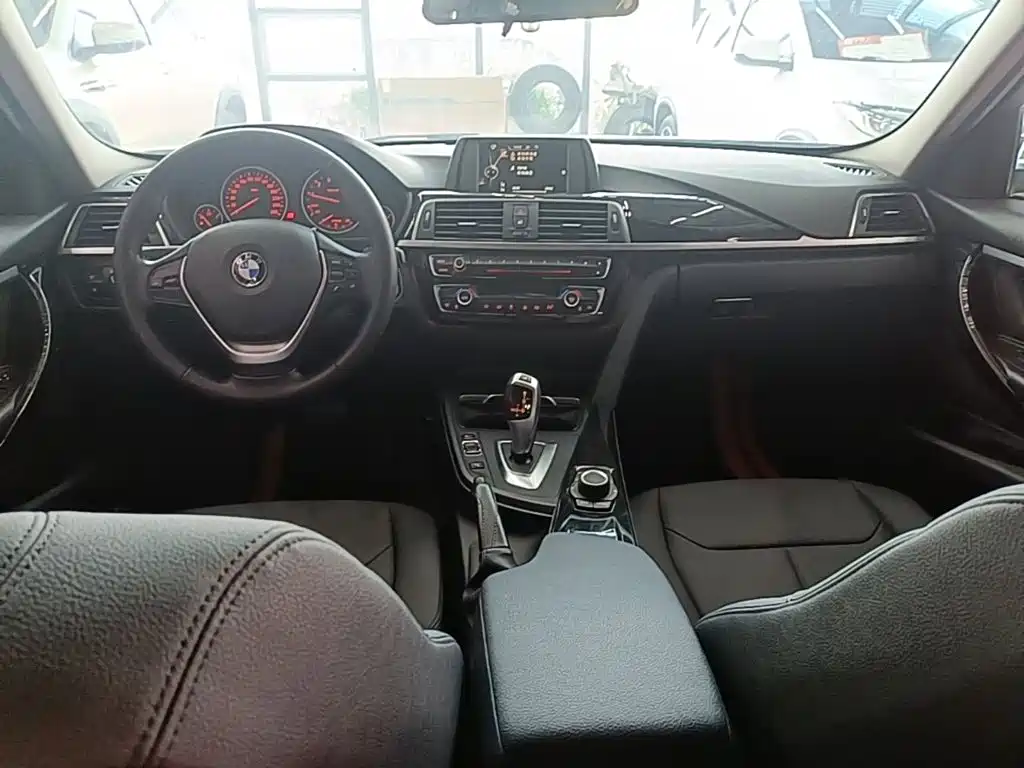 BMW 3 Series 2017 — фото 10