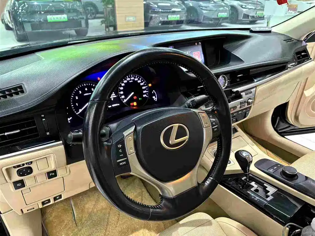Lexus ES 2015 — фото 10