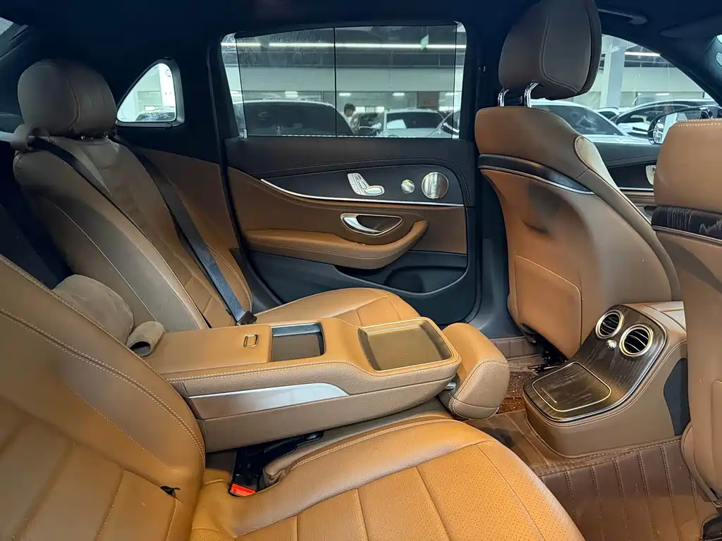 Mercedes-Benz E-Class 2023 — фото 12