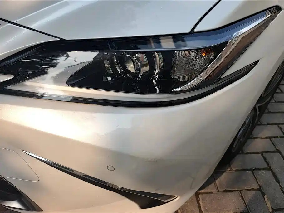 Lexus ES 2023