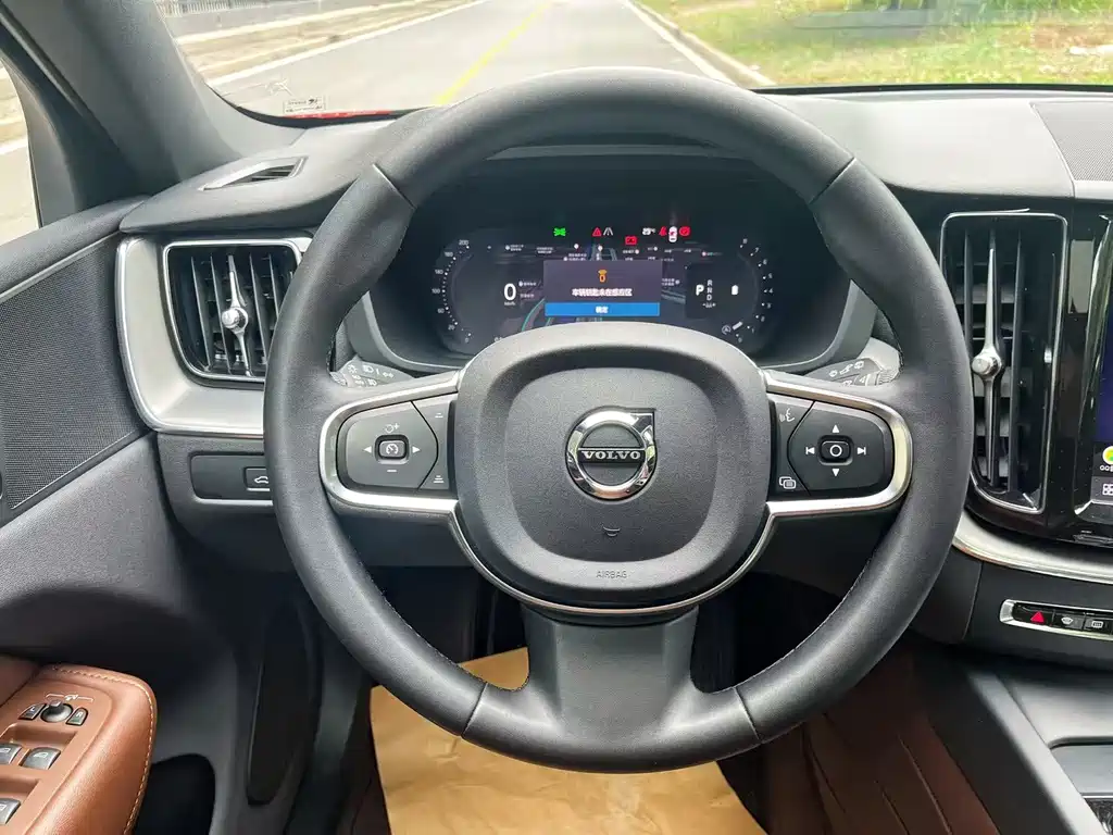 Volvo XC60 2023 — фото 15