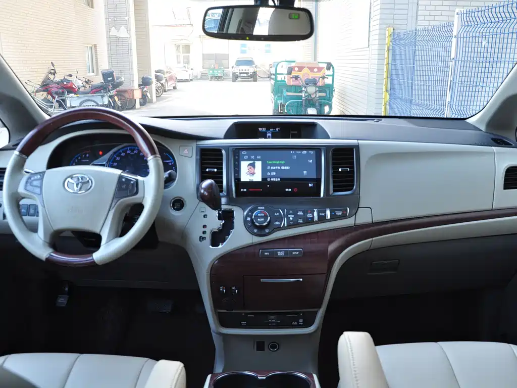 Toyota Sienna 2013 — фото 9